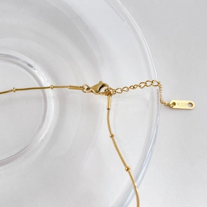 Detailansicht der 18K Gold Herz-Halskette mit Karabinerverschluss und Kettchen