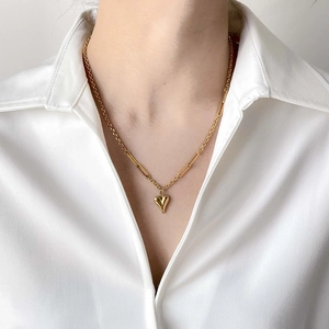 Detailansicht einer goldenen Herzanhänger-Halskette mit Büroklammerkette für Damen