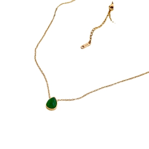 Collier en or 18 carats avec pendentif minimaliste en pierre verte en forme de goutte