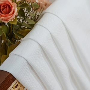 Rideau épais en fil fantôme blanc avec tissage à chevrons sur une chaise vintage