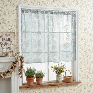 Hellblauer Floral-Spitzenvorhang mit Stangendurchzug für gemütliche Fensterdeko