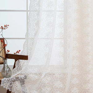 Rideau en dentelle blanche rétro française avec d'élégantes bordures brodées de fleurs