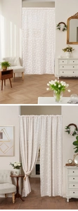 Detail eines weißen Spitzen-Türvorhangs mit Blumenmustern und Wellenkanten für Zuhause