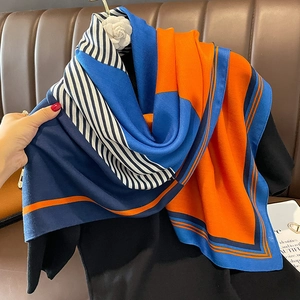 Vielseitiges Seidenquadrat mit bunten Patchwork-Streifen in Orange und Blau