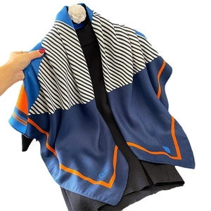 Modisches Seidenquadrat mit Herz-Logo und orangefarbenem Rand für Damen