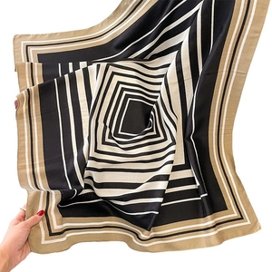 Moderner gestreifter quadratischer Schal in Schwarz, Braun und Beige mit Geometrie