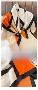 Detailansicht der feinen Overlock-Nähte auf hochwertigem Schal mit geometrischem Muster