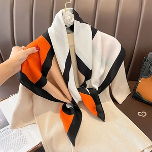 Eleganter geometrischer Seidenschal im Color-Block-Design in Orange, Schwarz und Creme