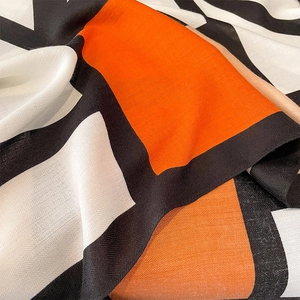 Modischer Seidenschal mit geometrischem Farblock-Design und weicher Twill-Textur