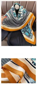 Detailaufnahme von bedrucktem Seidenschal mit blauen Blumen und feiner Saumkante