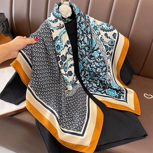 Eleganter Seidenschal mit Vintage-Paisleymuster über schwarzem Rollkragenpullover