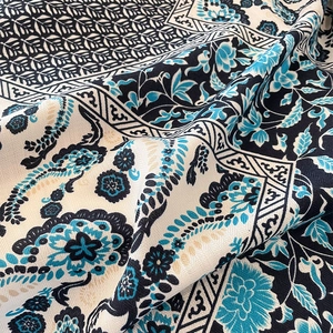 Makro-Detail von Twill-Stoff mit böhmischem Blumen-Paisley-Muster in Blau und Creme