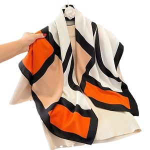 Modischer Color-Block-Schal mit geometrischem Muster aus Seidensatin in Orange und Schwarz