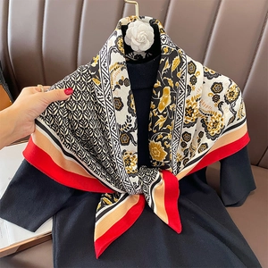 Eleganter Seidenschal mit Blumen- und Geometriemuster auf schwarzem Rollkragen