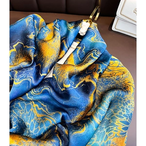 Blauer und goldener Seidenschal mit Marmormuster und eleganter Textur für Damen