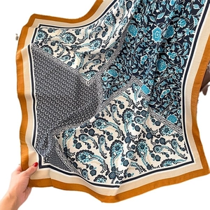 Seidenschal mit Paisley-Muster in Dunkelblau und Ingwergelb für Damen