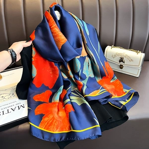 Écharpe en soie bleu marine avec imprimé floral orange vif et bordures jaunes contrastées