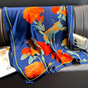 Élégante écharpe en soie bleu marine avec fleurs oranges et bordure jaune