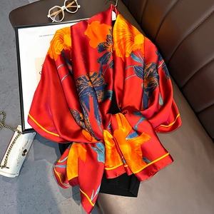Élégante écharpe en soie à motif floral rouge et feuilles bleues sur cuir