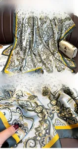 Détail de couture du foulard en soie et texture douce du tissu avec base gris-vert