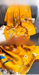 Dettaglio di sciarpa effetto seta con fiori di prugno, uccelli e bordi rifiniti