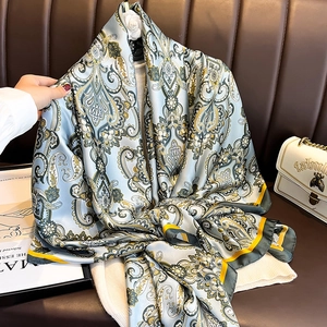 Écharpe en soie imprimée paisley pour femme avec bordures dorées et vertes contrastées