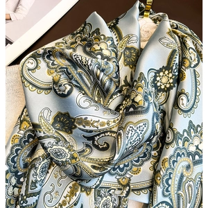 Écharpe élégante en soie avec imprimé cachemire bleu et doré pour femme