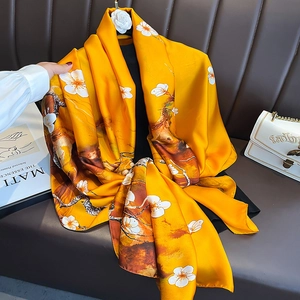Elegante sciarpa di seta giallo brillante con fiori di prugno bianchi e motivi