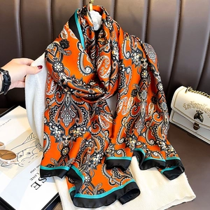 Écharpe élégante en soie à motif paisley orange et bordure noire pour femme