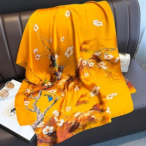 Elegante sciarpa di seta gialla con motivo floreale e uccelli su pelle marrone