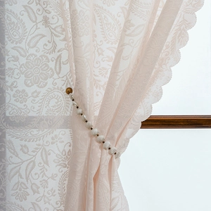 Beigefarbener Paisley-Spitzenvorhang mit Muschel-Raffhalter und gewelltem Saum