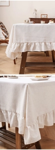 Dettaglio della tovaglia di lino beige con bordi a balze che mostra la trama del tessuto