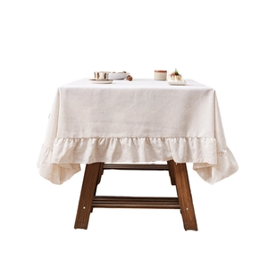 Tovaglia in lino con bordi a balze e trama di cotone beige per decorazioni minimaliste