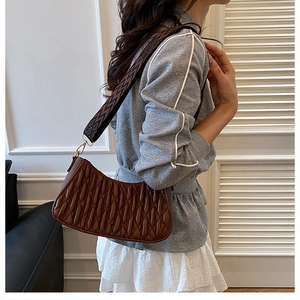 Détail du sac sous le bras plissé marron foncé avec large bandoulière à motifs rétro