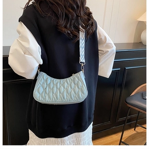 Sac hobo bleu clair avec coutures en feuilles et large bandoulière géométrique tissée