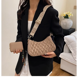 Détail du sac à bandoulière plissé beige avec sangle tissée et mini porte-monnaie Love