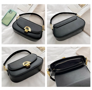 Vue détaillée du sac besace noir vintage avec boucle dorée et compartiment intérieur