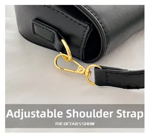 Détails de la bandoulière réglable et de la boucle dorée du sac de selle en cuir noir
