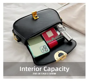 Vue intérieure du sac bandoulière en cuir noir montrant sa capacité de rangement