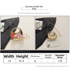 Größentabelle für Mini-Abendtasche mit Rautenmuster und Details zur internen Aufbewahrung