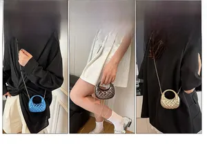 Detailansicht der Mini-Acryl-Abendtasche als Handtasche, Schulter- und Umhängetasche