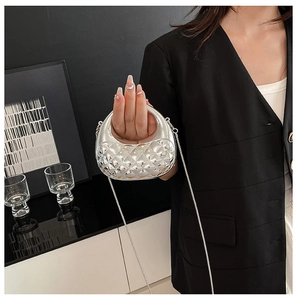 Details der silbernen gesteppten Mini-Tasche mit Mondform und feiner Kette