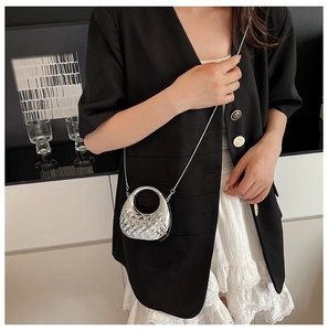 Detailansicht der silbernen Acryl-Mini-Handtasche mit Rautenmuster und eleganter Kette