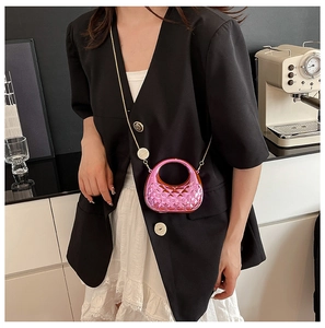 Detailansicht der Mini-Umhängetasche in Fuchsia mit Rautensteppung und goldener Kette