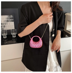 Detailansicht der rosa gesteppten Mini-Tasche mit Goldkette und metallischem Finish