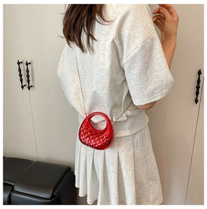 Rote Metallic-Mini-Tasche mit Steppnähten und goldener Ketten-Schulterriemen