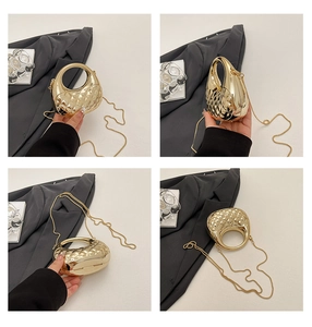 Detailansicht der goldene Mini Acryl Abendtasche mit Rautenmuster und Metallkette