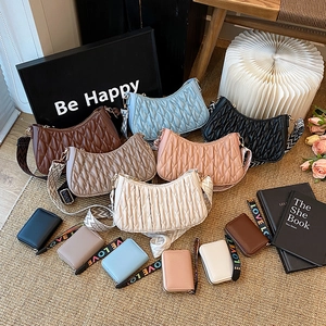 Sac à Épaule en Cuir PU Plissé pour Femmes Rétro Hobo Sac Bandoulière Avec Large Sangle Géométrique et Mini Pochette Mode