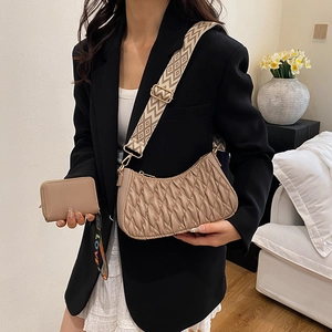 Sac demi-lune plissé kaki avec bandoulière large à motifs et petite pochette assortie