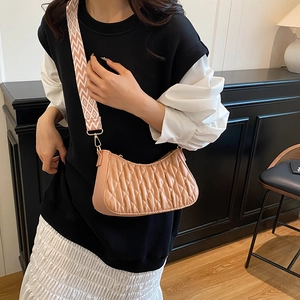 Sac hobo chic avec motif matelassé et bandoulière tissée géométrique en couleur abricot